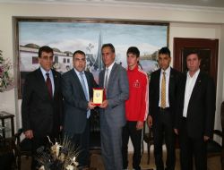 Cengiz'den başarılı boksöre destek